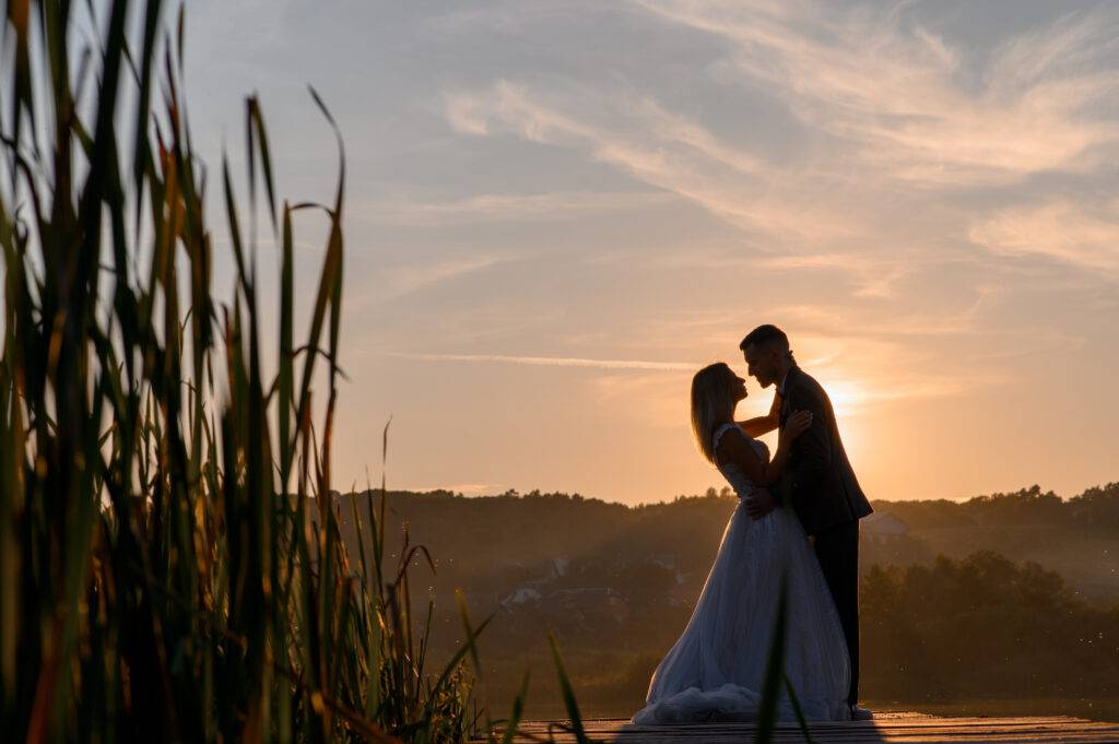 Natürliche Hochzeitsfotografie im warmen Abendlicht