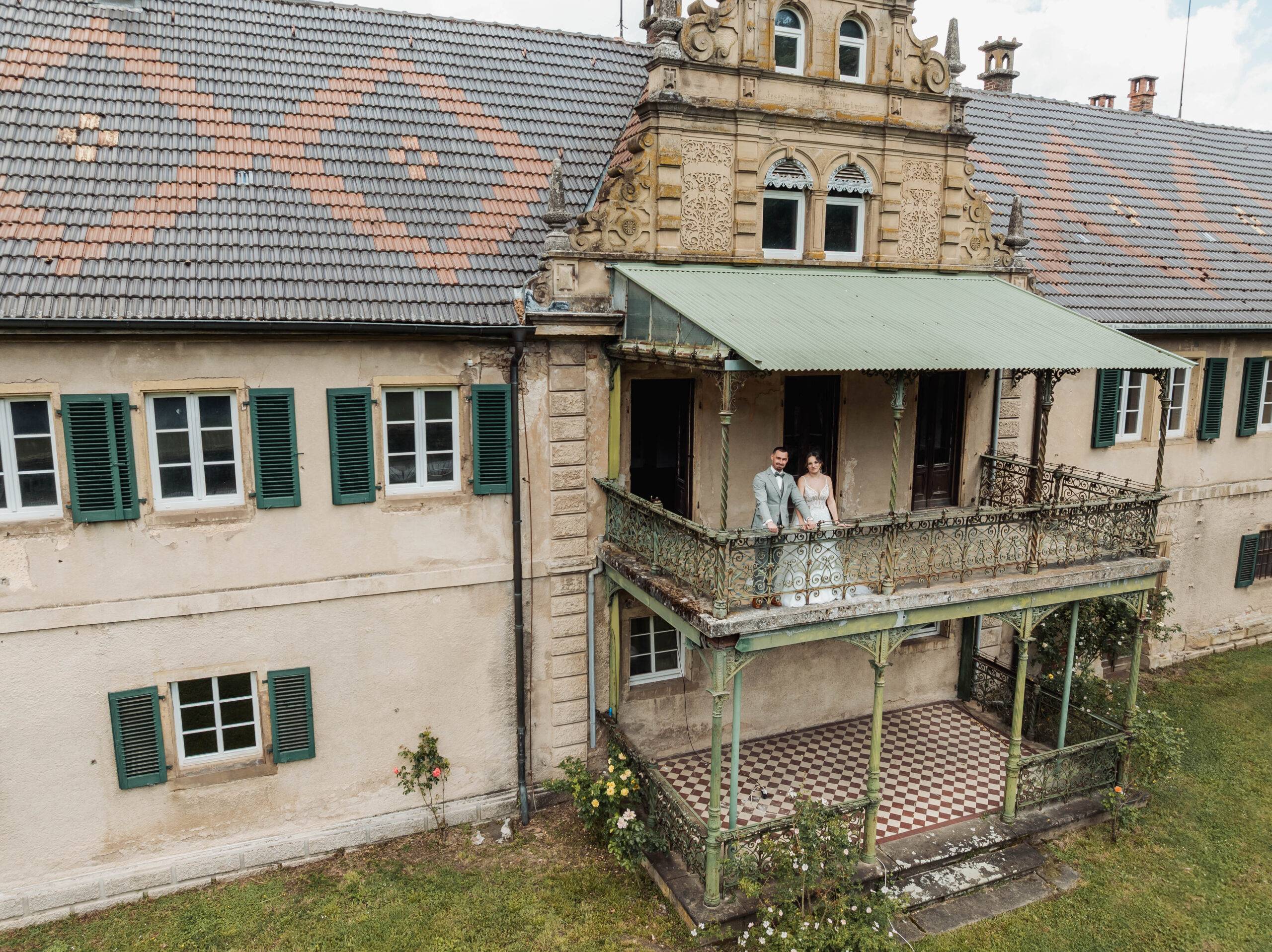 Brautpaar am Schlossgut Lautenbach aus der Drohnenperspektive