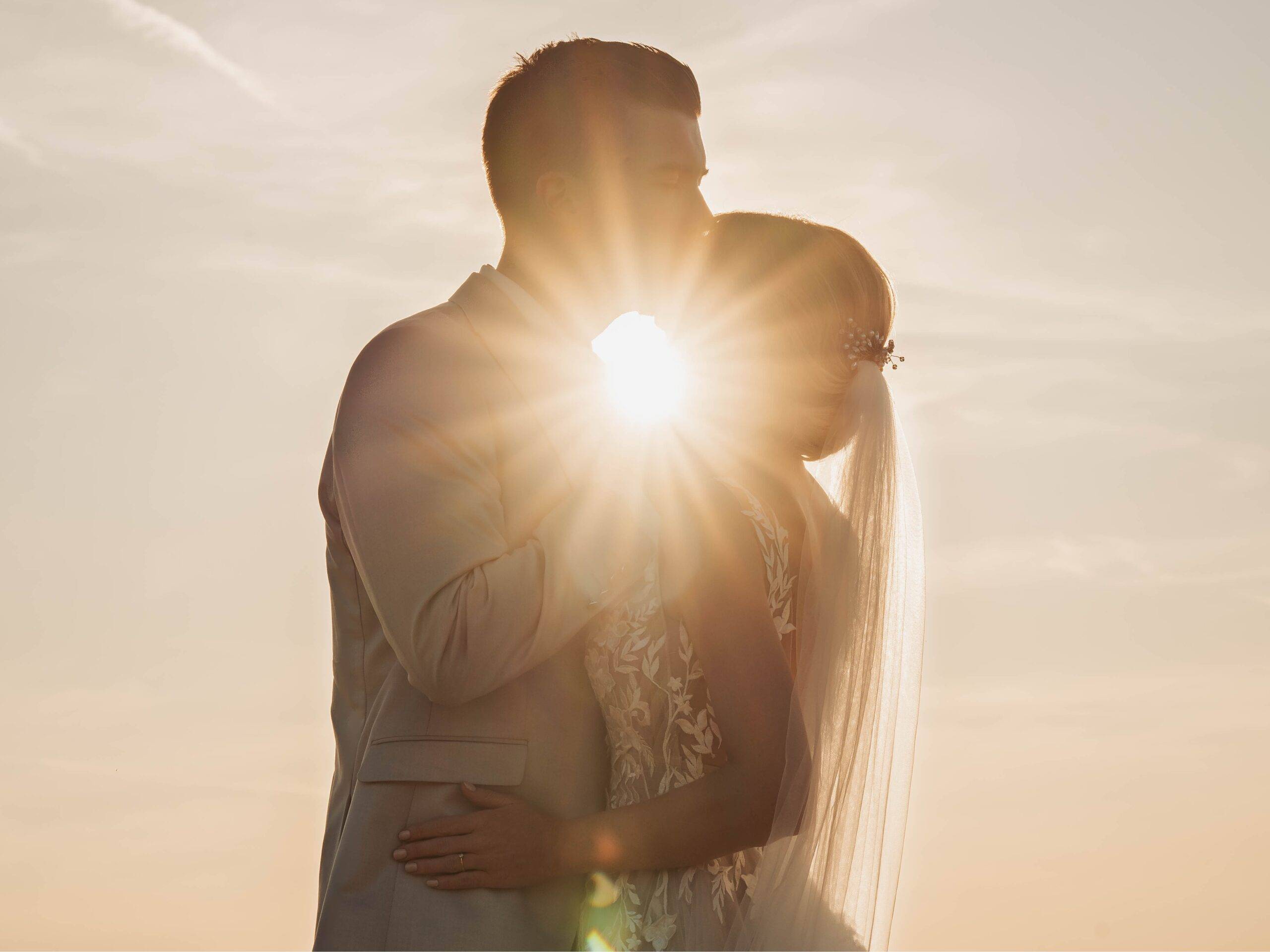 Brautpaar beim romantischen Sonnenuntergang während des Brautpaarshootings