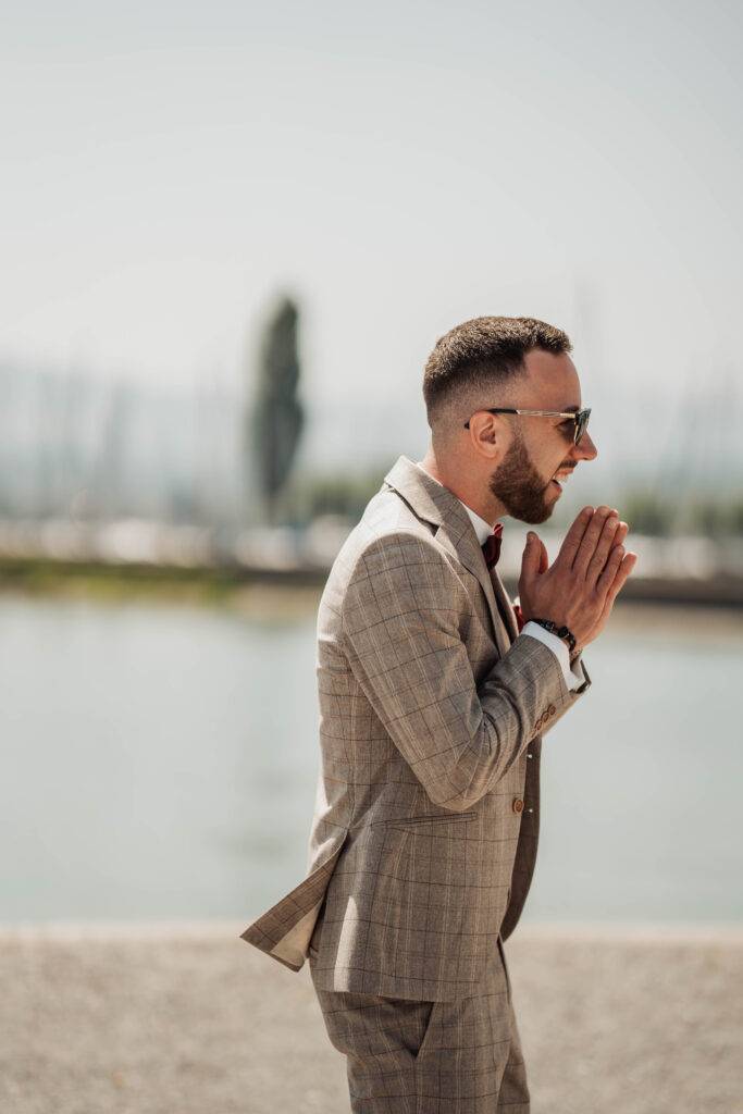 Emotionaler Moment beim First Look: Der Bräutigam reagiert berührt, als er seine Braut sieht – ein Ausdruck von Vertrauen und Wohlfühlen, das im Erstgespräch entsteht.