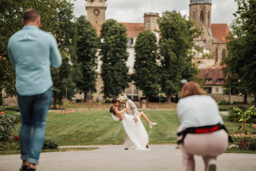 Hochzeitsfotograf und Videograf bei der Arbeit